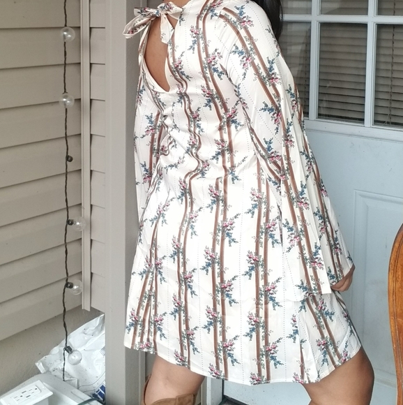 OUT OF THE WOODS CREAM FLORAL SHIFT DRESS - Picture 3 of 9